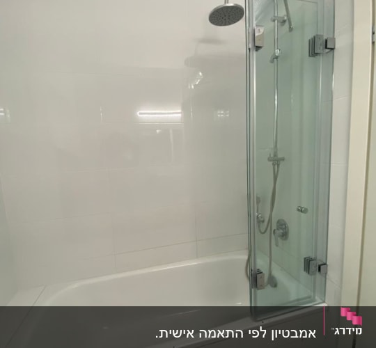 מקלחת עם ראש גשם ודלת זכוכית